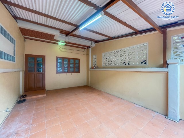 *****ทาวน์เฮ้าส์มือสองย่านนนทบุรี ม.บัวทอง3 กาญจนาภิเษก บนเนื้อที่ 18 ตร.ว. ฟังก์ชัน 2 ห้องนอน 1 ห้องน้ำ 1 ที่จอดรถ แถมฟรี! 2 เครื่องปรับอากาศ ในราคาล้านกว่าๆ เดินทางสะดวก ใกล้เซ็นทรัลเวสต์เกต และรถไฟฟ้าสายสีม่วง "สถานีคลองบางไผ่" จองด่วน!